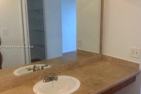 Condo in Hollywood, Florida, 2 bedrooms  № 1861829 - photo 24