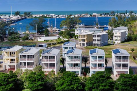 House in HUNTERS POINT in Cortez, Florida 4 bedrooms, 167.5 sq.m. № 1642397 - photo 5