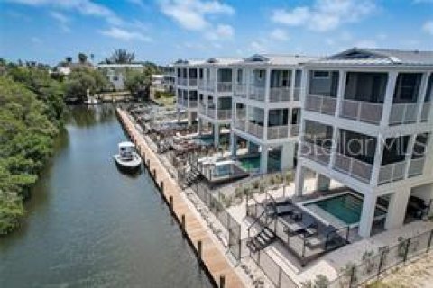 House in HUNTERS POINT in Cortez, Florida 4 bedrooms, 167.5 sq.m. № 1642397 - photo 2