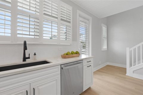 House in HUNTERS POINT in Cortez, Florida 4 bedrooms, 167.5 sq.m. № 1642397 - photo 23