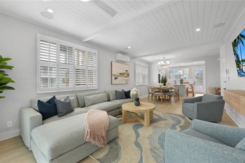 House in HUNTERS POINT in Cortez, Florida 4 bedrooms, 167.5 sq.m. № 1642397 - photo 8