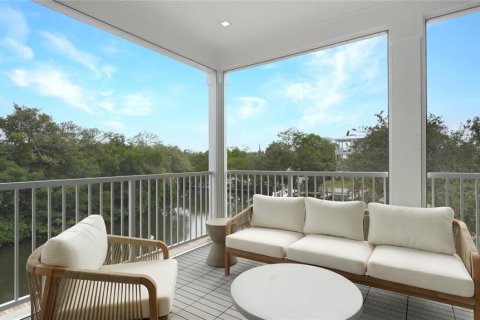 House in HUNTERS POINT in Cortez, Florida 4 bedrooms, 167.5 sq.m. № 1642397 - photo 13
