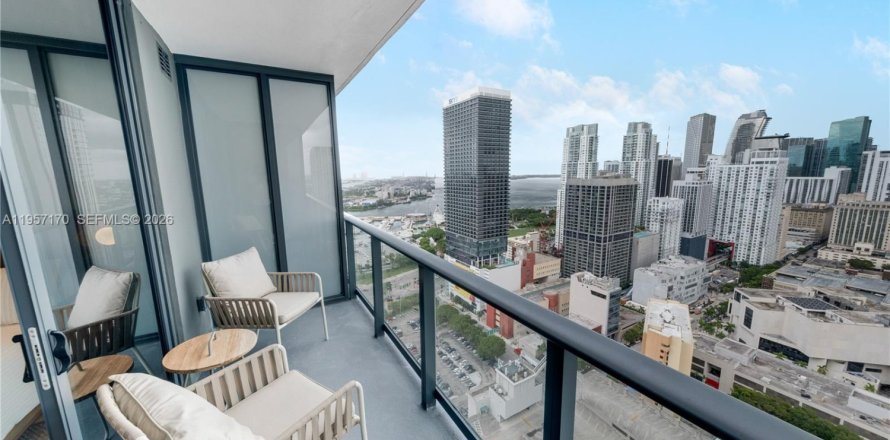 Estudio en el Condominio en Miami, Florida  № 2011216