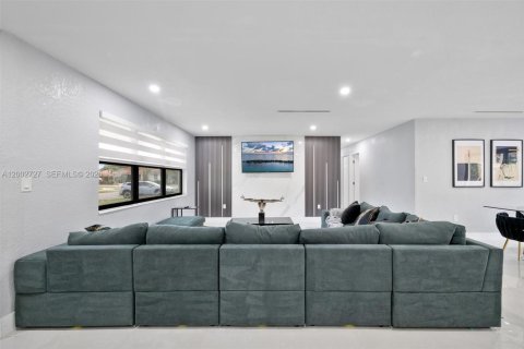 Casa en venta en Miami, Florida, 6 dormitorios, 183.02 m2 № 2066210 - foto 8