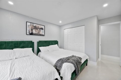 Casa en venta en Miami, Florida, 6 dormitorios, 183.02 m2 № 2066210 - foto 27