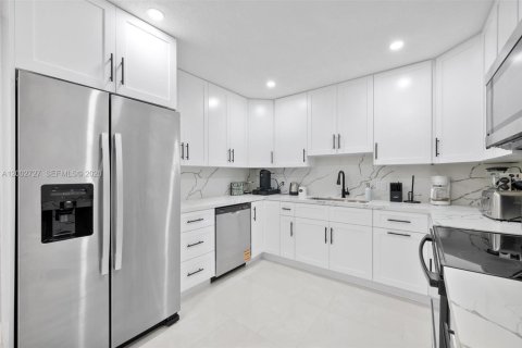 Casa en venta en Miami, Florida, 6 dormitorios, 183.02 m2 № 2066210 - foto 17