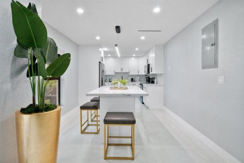 Casa en venta en Miami, Florida, 6 dormitorios, 183.02 m2 № 2066210 - foto 14