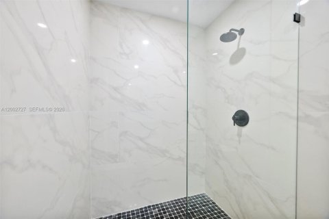 Casa en venta en Miami, Florida, 6 dormitorios, 183.02 m2 № 2066210 - foto 23