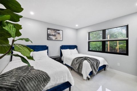 Casa en venta en Miami, Florida, 6 dormitorios, 183.02 m2 № 2066210 - foto 30