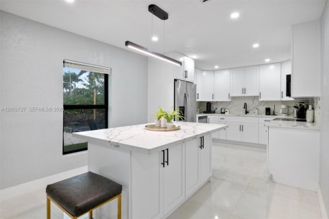 Casa en venta en Miami, Florida, 6 dormitorios, 183.02 m2 № 2066210 - foto 15