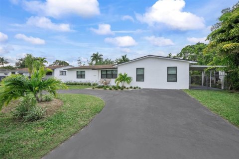 Casa en venta en Miami, Florida, 6 dormitorios, 183.02 m2 № 2066210 - foto 2