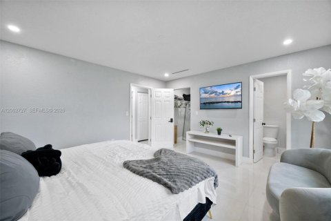 Casa en venta en Miami, Florida, 6 dormitorios, 183.02 m2 № 2066210 - foto 21