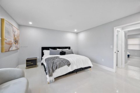 Casa en venta en Miami, Florida, 6 dormitorios, 183.02 m2 № 2066210 - foto 24