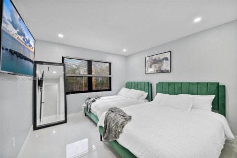 Casa en venta en Miami, Florida, 6 dormitorios, 183.02 m2 № 2066210 - foto 26