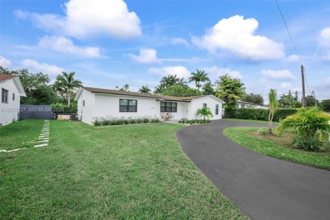 Casa en venta en Miami, Florida, 6 dormitorios, 183.02 m2 № 2066210 - foto 3