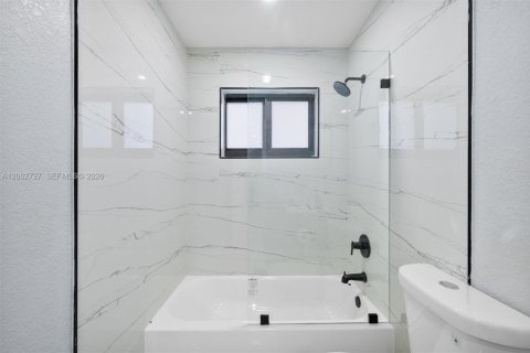 Casa en venta en Miami, Florida, 6 dormitorios, 183.02 m2 № 2066210 - foto 29