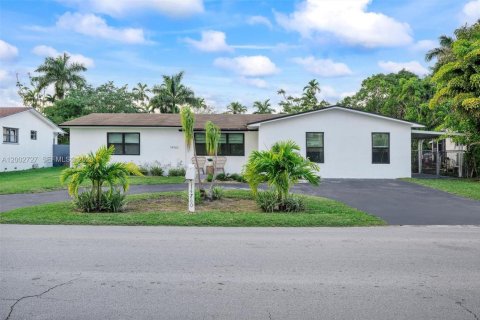 House in Miami, Florida 6 bedrooms, 183.02 sq.m. № 2066210