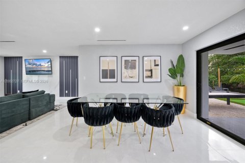 Casa en venta en Miami, Florida, 6 dormitorios, 183.02 m2 № 2066210 - foto 12