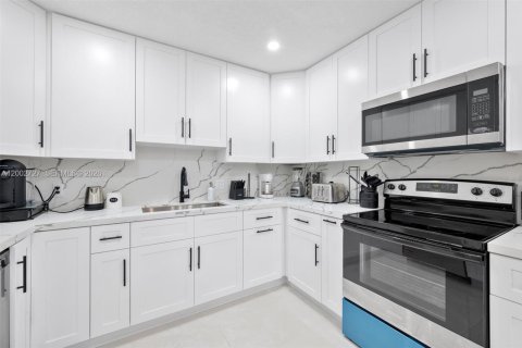 Casa en venta en Miami, Florida, 6 dormitorios, 183.02 m2 № 2066210 - foto 18