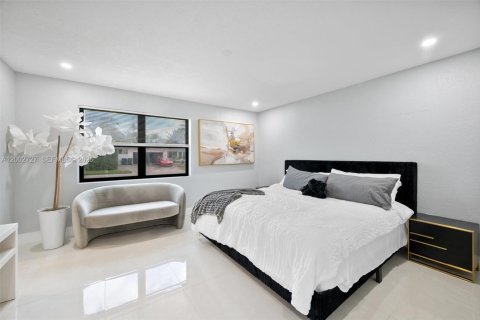 Casa en venta en Miami, Florida, 6 dormitorios, 183.02 m2 № 2066210 - foto 20