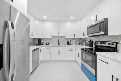 Casa en venta en Miami, Florida, 6 dormitorios, 183.02 m2 № 2066210 - foto 16