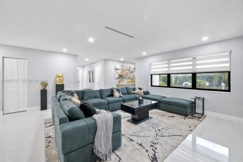 Casa en venta en Miami, Florida, 6 dormitorios, 183.02 m2 № 2066210 - foto 10