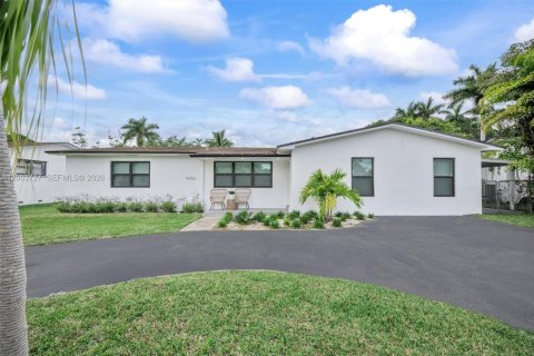 Casa en venta en Miami, Florida, 6 dormitorios, 183.02 m2 № 2066210 - foto 4