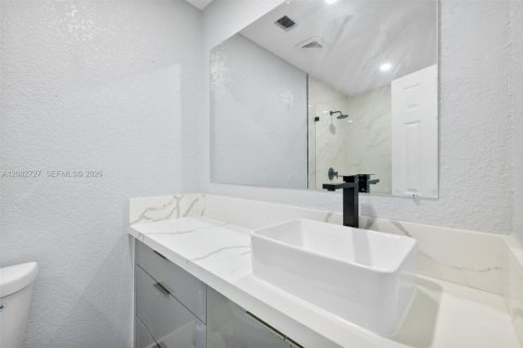 Casa en venta en Miami, Florida, 6 dormitorios, 183.02 m2 № 2066210 - foto 22