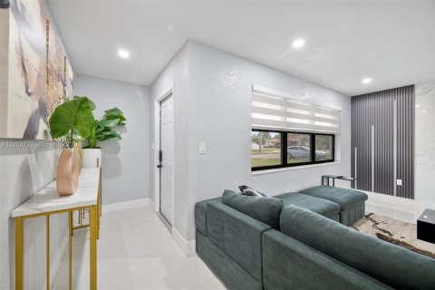 Casa en venta en Miami, Florida, 6 dormitorios, 183.02 m2 № 2066210 - foto 7
