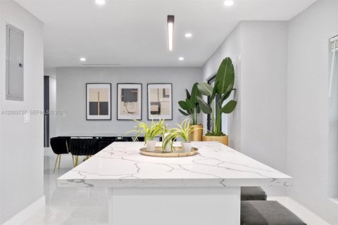 Casa en venta en Miami, Florida, 6 dormitorios, 183.02 m2 № 2066210 - foto 19