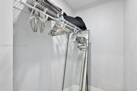 Casa en venta en Miami, Florida, 6 dormitorios, 183.02 m2 № 2066210 - foto 25