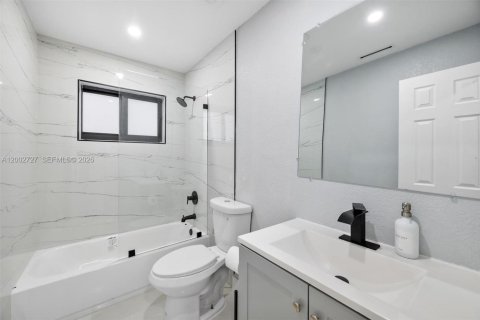 Casa en venta en Miami, Florida, 6 dormitorios, 183.02 m2 № 2066210 - foto 28