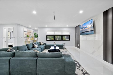 Casa en venta en Miami, Florida, 6 dormitorios, 183.02 m2 № 2066210 - foto 9