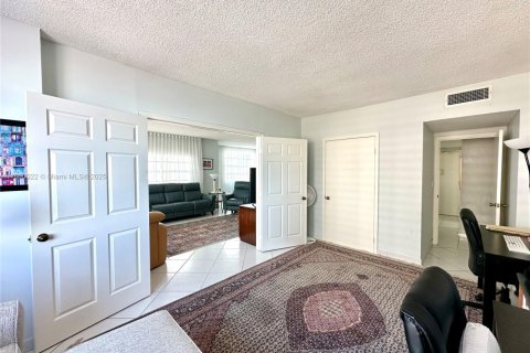 Copropriété à vendre à Hallandale Beach, Floride: 3 chambres, 165.37 m2 № 1886542 - photo 17