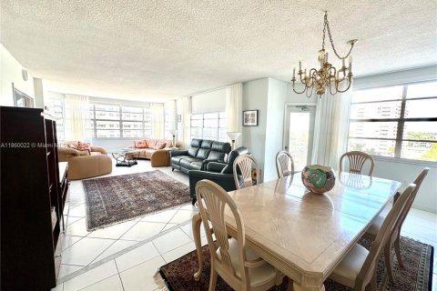 Copropriété à vendre à Hallandale Beach, Floride: 3 chambres, 165.37 m2 № 1886542 - photo 10