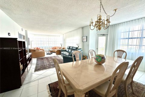Copropriété à vendre à Hallandale Beach, Floride: 3 chambres, 165.37 m2 № 1886542 - photo 11