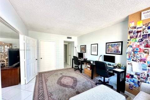 Copropriété à vendre à Hallandale Beach, Floride: 3 chambres, 165.37 m2 № 1886542 - photo 16