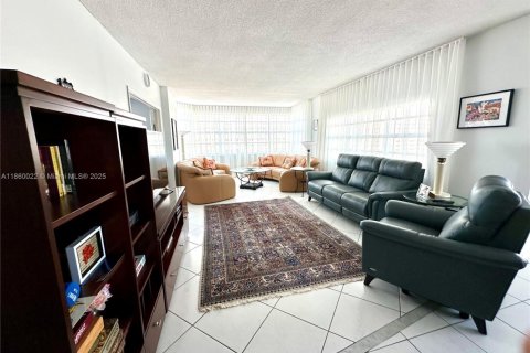 Copropriété à vendre à Hallandale Beach, Floride: 3 chambres, 165.37 m2 № 1886542 - photo 19
