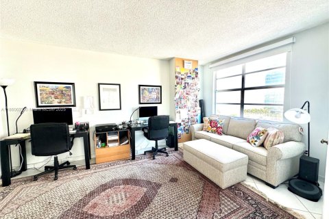 Copropriété à vendre à Hallandale Beach, Floride: 3 chambres, 165.37 m2 № 1886542 - photo 15
