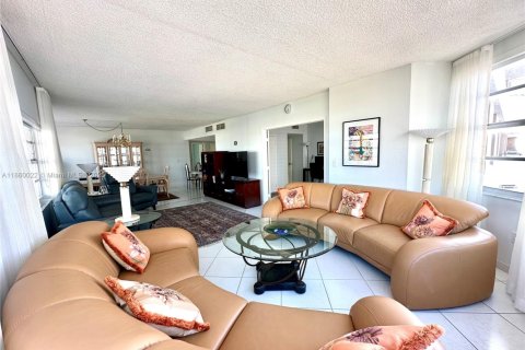 Copropriété à vendre à Hallandale Beach, Floride: 3 chambres, 165.37 m2 № 1886542 - photo 28