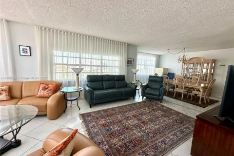 Copropriété à vendre à Hallandale Beach, Floride: 3 chambres, 165.37 m2 № 1886542 - photo 20