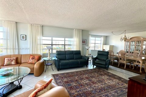 Copropriété à vendre à Hallandale Beach, Floride: 3 chambres, 165.37 m2 № 1886542 - photo 30