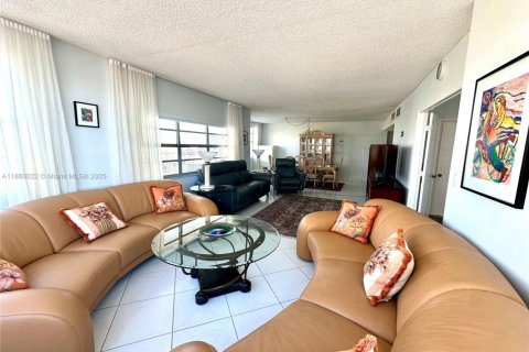 Copropriété à vendre à Hallandale Beach, Floride: 3 chambres, 165.37 m2 № 1886542 - photo 27
