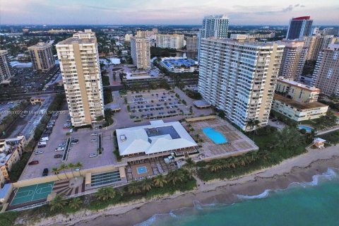 Copropriété à vendre à Hallandale Beach, Floride: 3 chambres, 165.37 m2 № 1886542 - photo 1