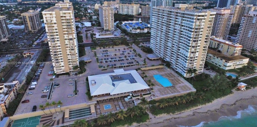 Condo à Hallandale Beach, Floride, 3 chambres  № 1886542