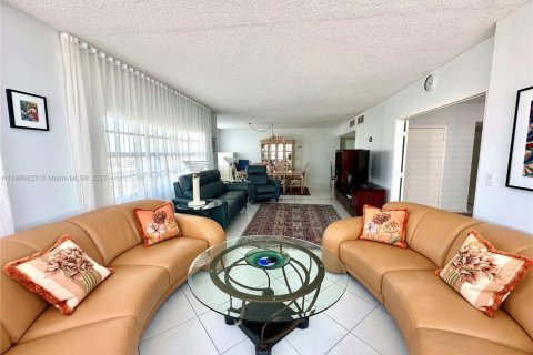 Copropriété à vendre à Hallandale Beach, Floride: 3 chambres, 165.37 m2 № 1886542 - photo 25