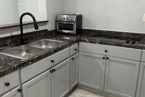 Apartment in Miami Gardens, Florida 2 bedrooms № 2041970 - photo 6