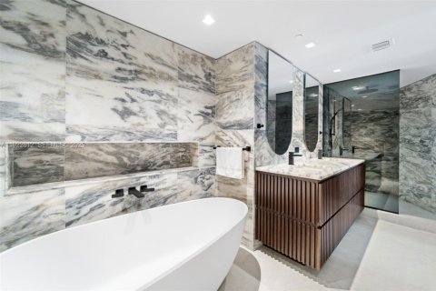 Condo in Miami, Florida, 2 bedrooms № 2077702 - photo 17