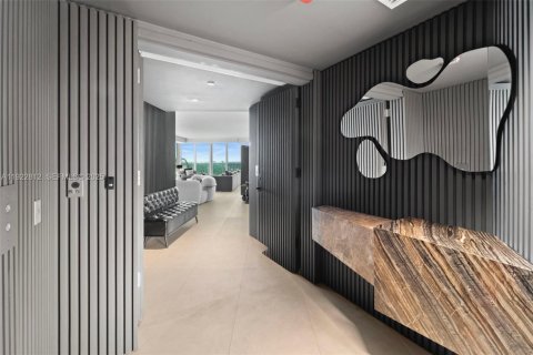 Condo in Miami, Florida, 2 bedrooms № 2077702 - photo 2