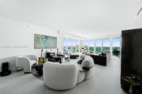 Condo in Miami, Florida, 2 bedrooms № 2077702 - photo 21